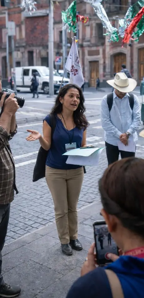 guía de turismo mujer frente a grupo en calles de centro histórico