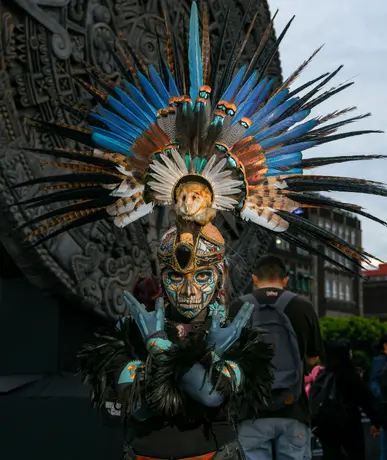 personaje con vestuario prehispánico