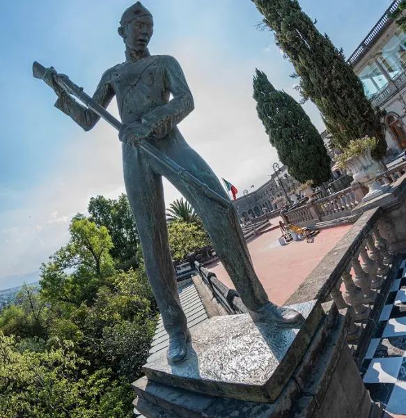 estatua en castillo de chapultec de los niños heroes